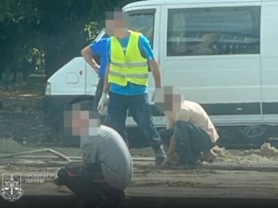 Вкладали бруківку і встановлювали пам’ятники замість служби: на Львівщині викрили схему із солдатами  