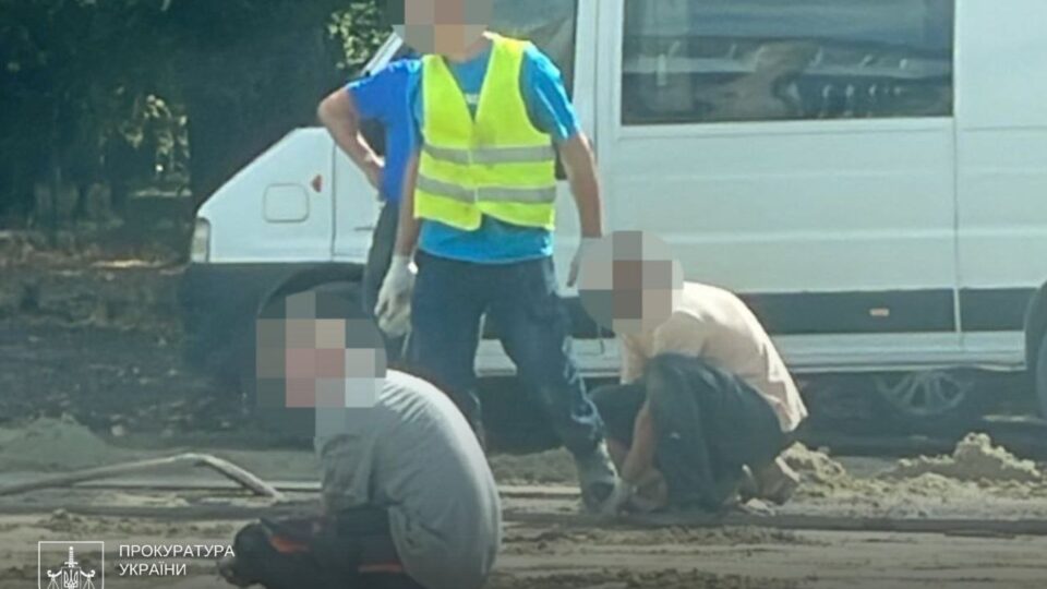 Вкладали бруківку і встановлювали пам’ятники замість служби: на Львівщині викрили схему із солдатами  