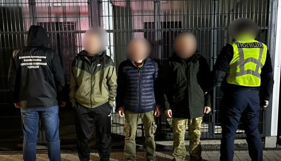 Самі у СЗЧ, але вивозили ухилянтів за кордон: на Закарпатті викрили групу переправників  