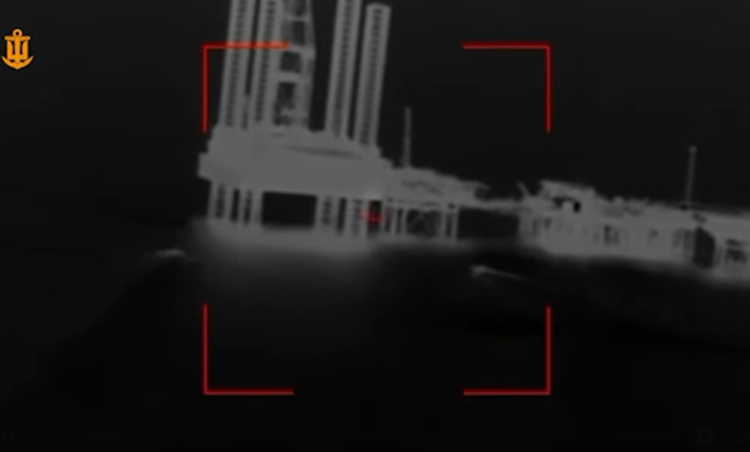 ВМС ЗСУ показали удар по буровій установці «Сиваш» у Чорному морі  