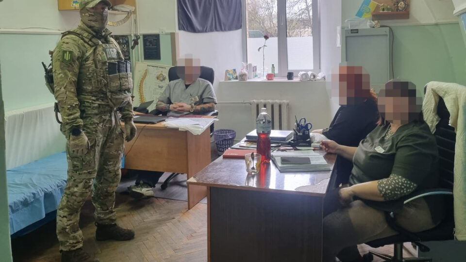 «Потрібний» висновок ВЛК за $10 тисяч: у Києві посередник обіцяв бійцю вплинути на військово-лікарську комісію  