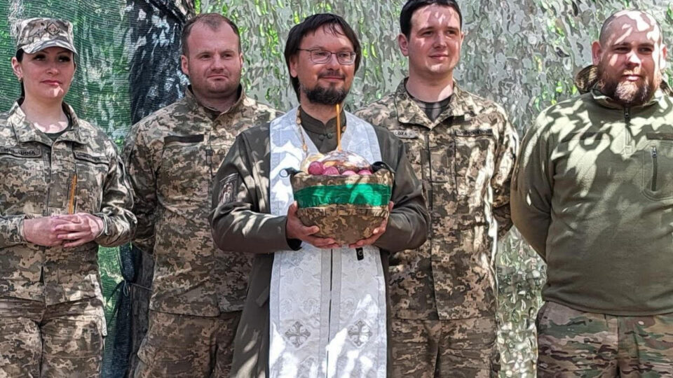 «Шолом-кошик» і доставка дронами пасок на позиції: капелан про Великдень на передовій  
