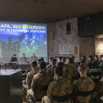 Курсанти Збройних Сил України на зустрічі з військовослужбовцями – Героями України: Павлом Романюком, В'ячеславом Агеєвим.