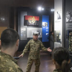 Курсанти Збройних Сил України на зустрічі з військовослужбовцями – Героями України: Павлом Романюком, В'ячеславом Агеєвим.