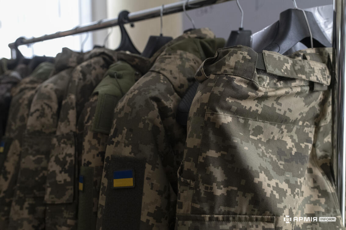 Військова форма висить на вішаках