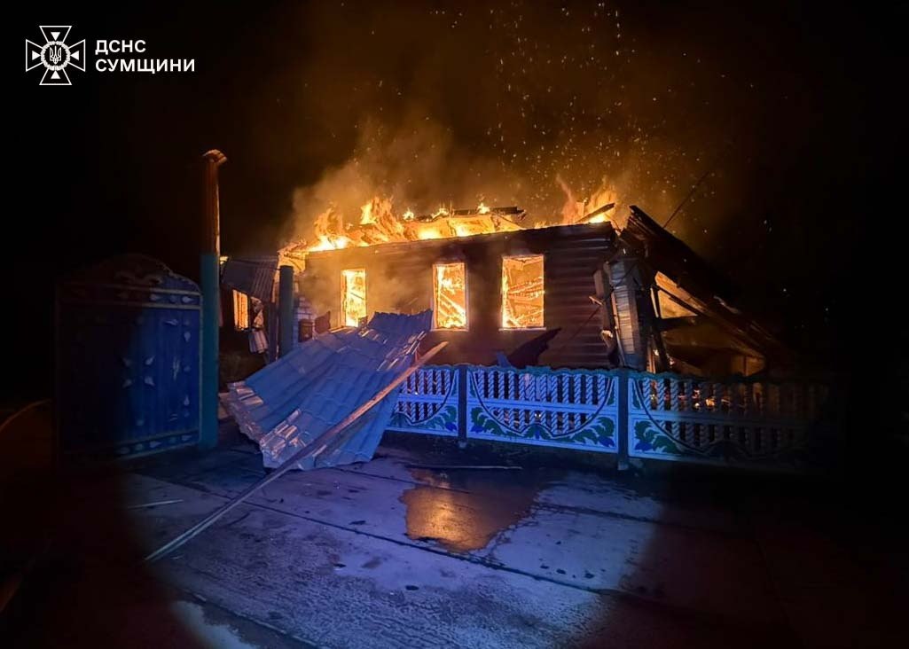 Житловий будинок палає у ночі після влучання росіян