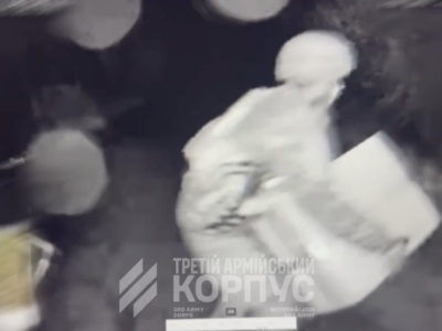 Дрони доставили паски на фронт українським бійцям  