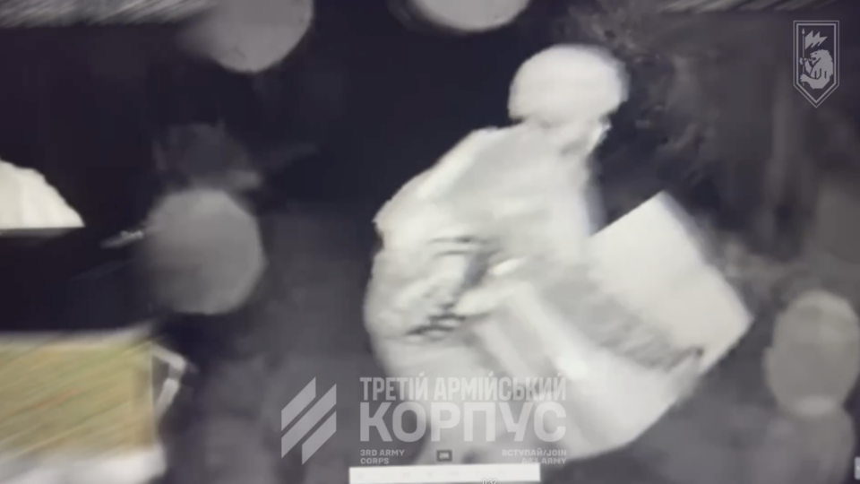 Дрони доставили паски на фронт українським бійцям  