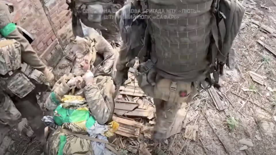 12 кілометрів під обстрілами: бійці «Люті» дві доби несли пораненого  