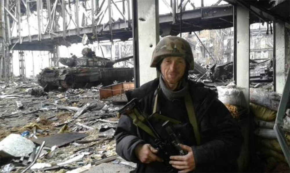 01.jpgУкраїнський військовий у бойовому спорядженні перебуває серед руїн термінала Донецького аеропорту, тримаючи зброю напоготові. Зруйновані конструкції та бронетехніка на задньому плані підкреслюють інтенсивність боїв за летовище.