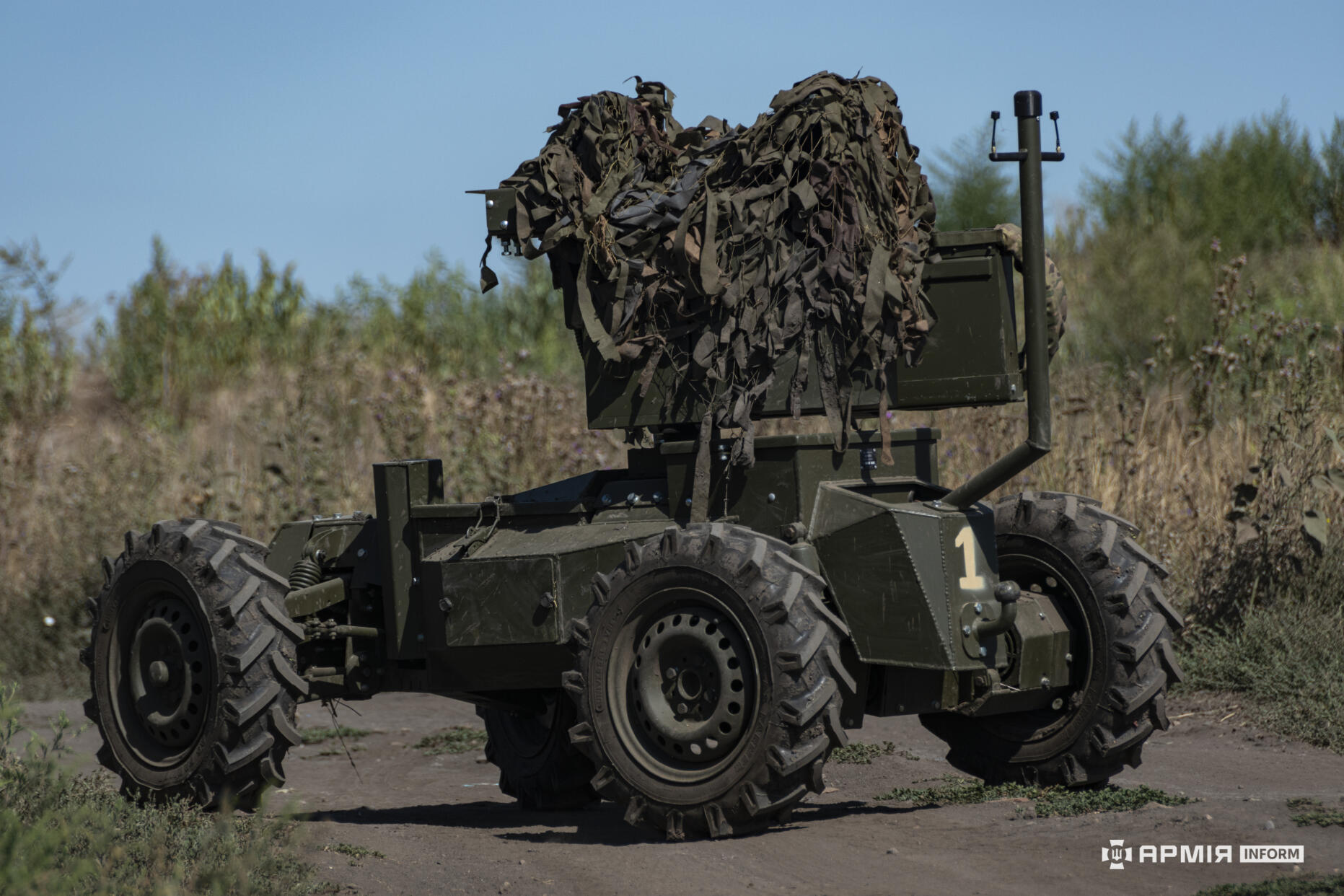 Колісний роботизований комплекс із маскуванням має високу прохідність і пристосований до виконання тактичних завдань. Його будова дозволяє використовувати платформу для розвідки або бойової підтримки.