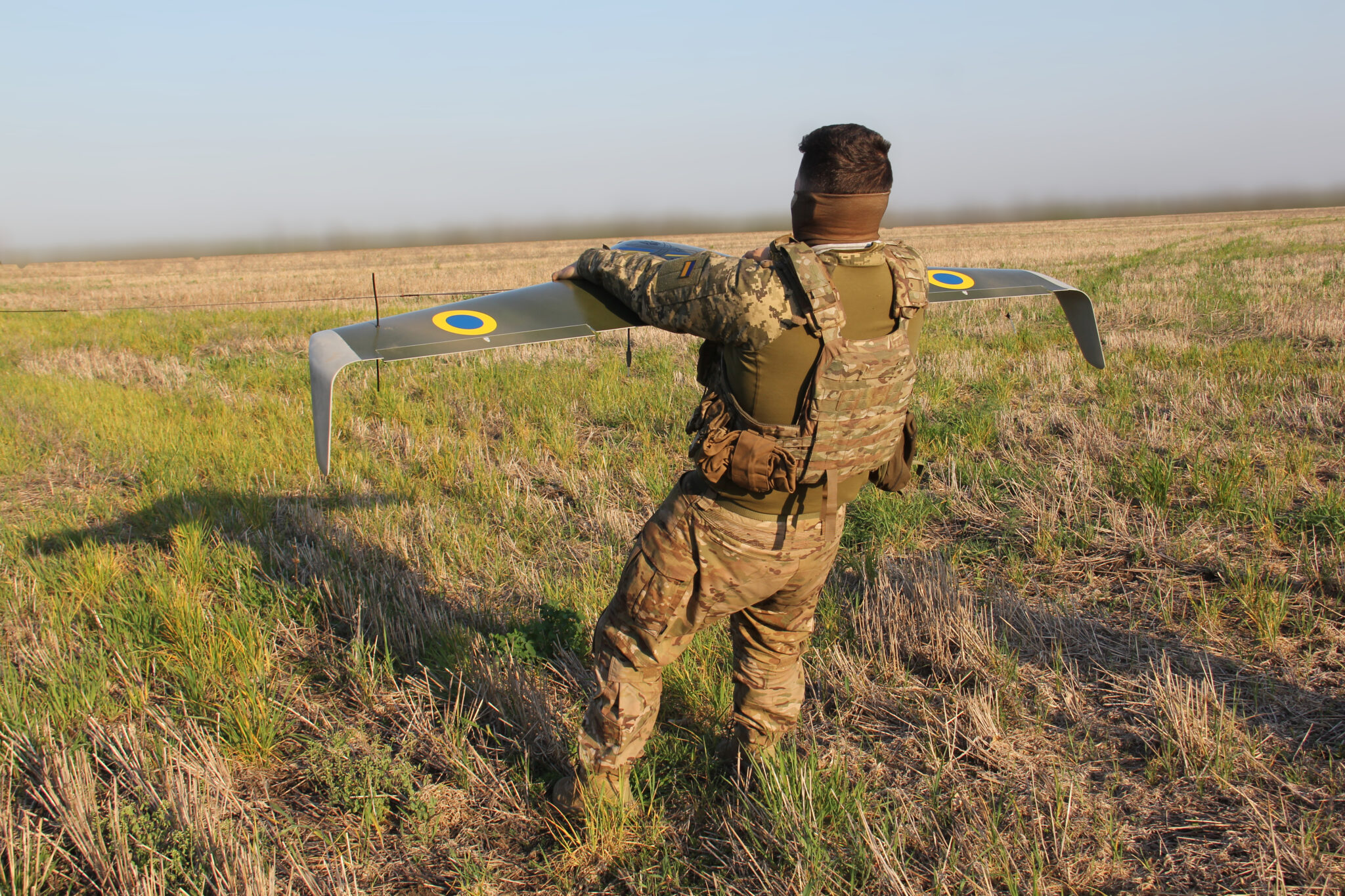Український війсковослужбовець запускає розвідувальний БПЛА