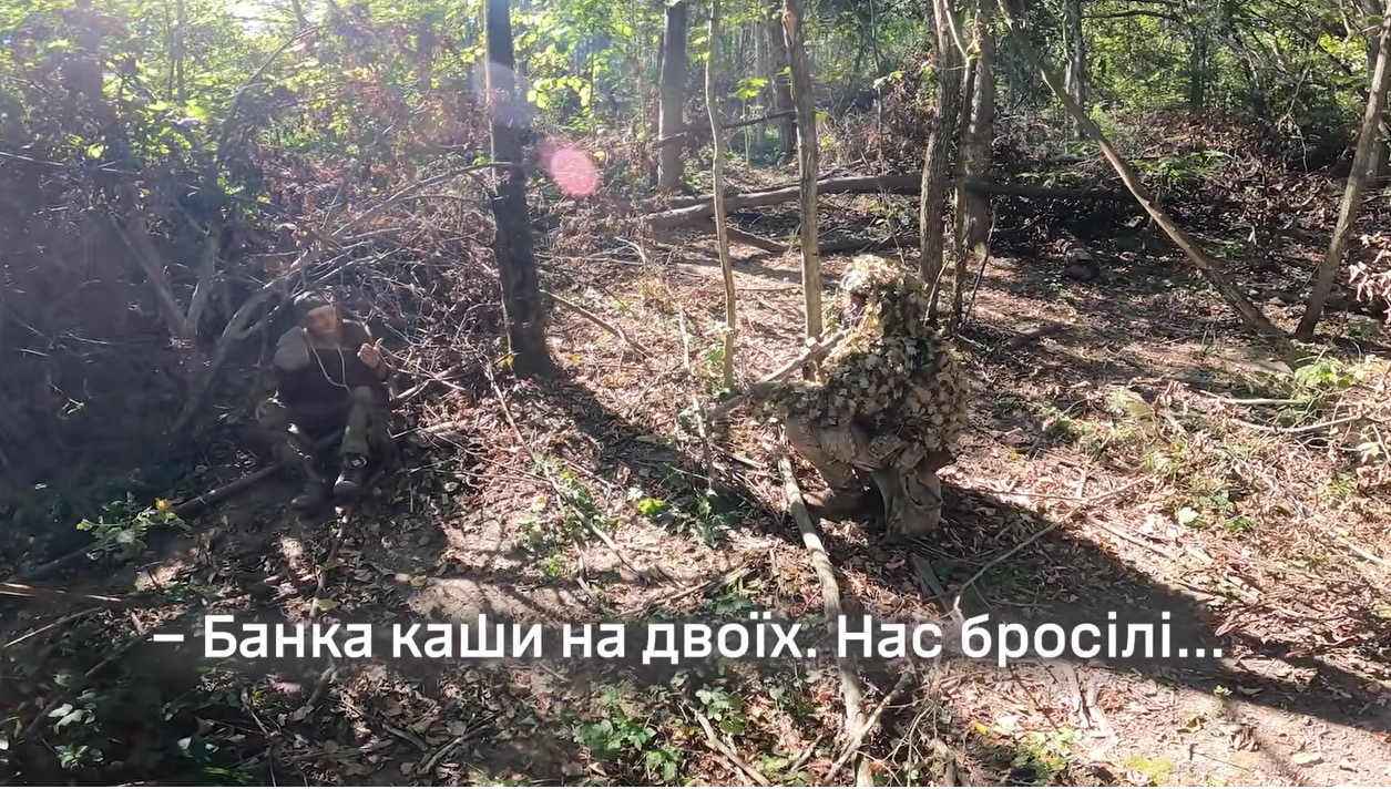 Полонений окупант сидить на землі