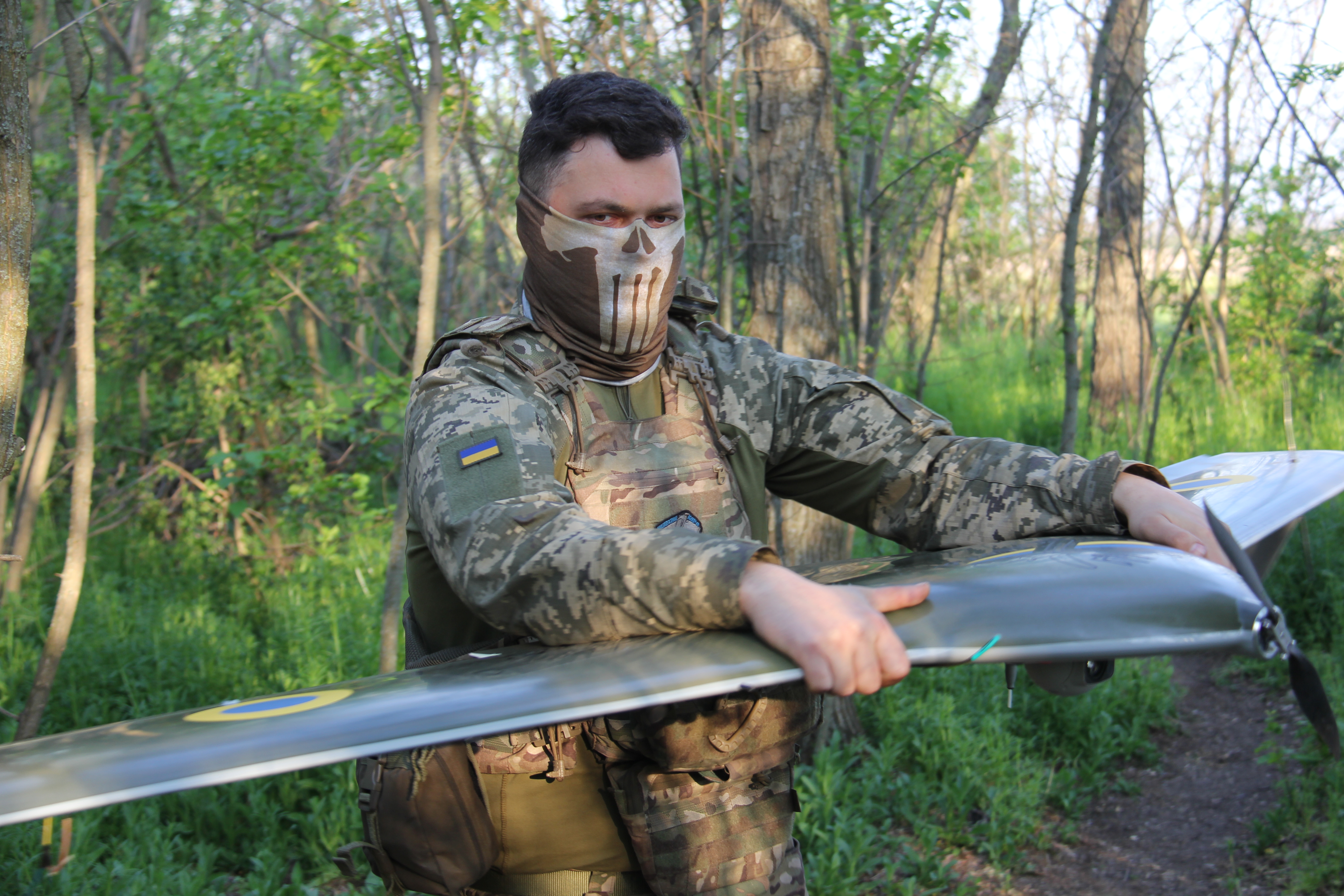 Український військовослужбовець готується запускати розвідувальний БПЛА