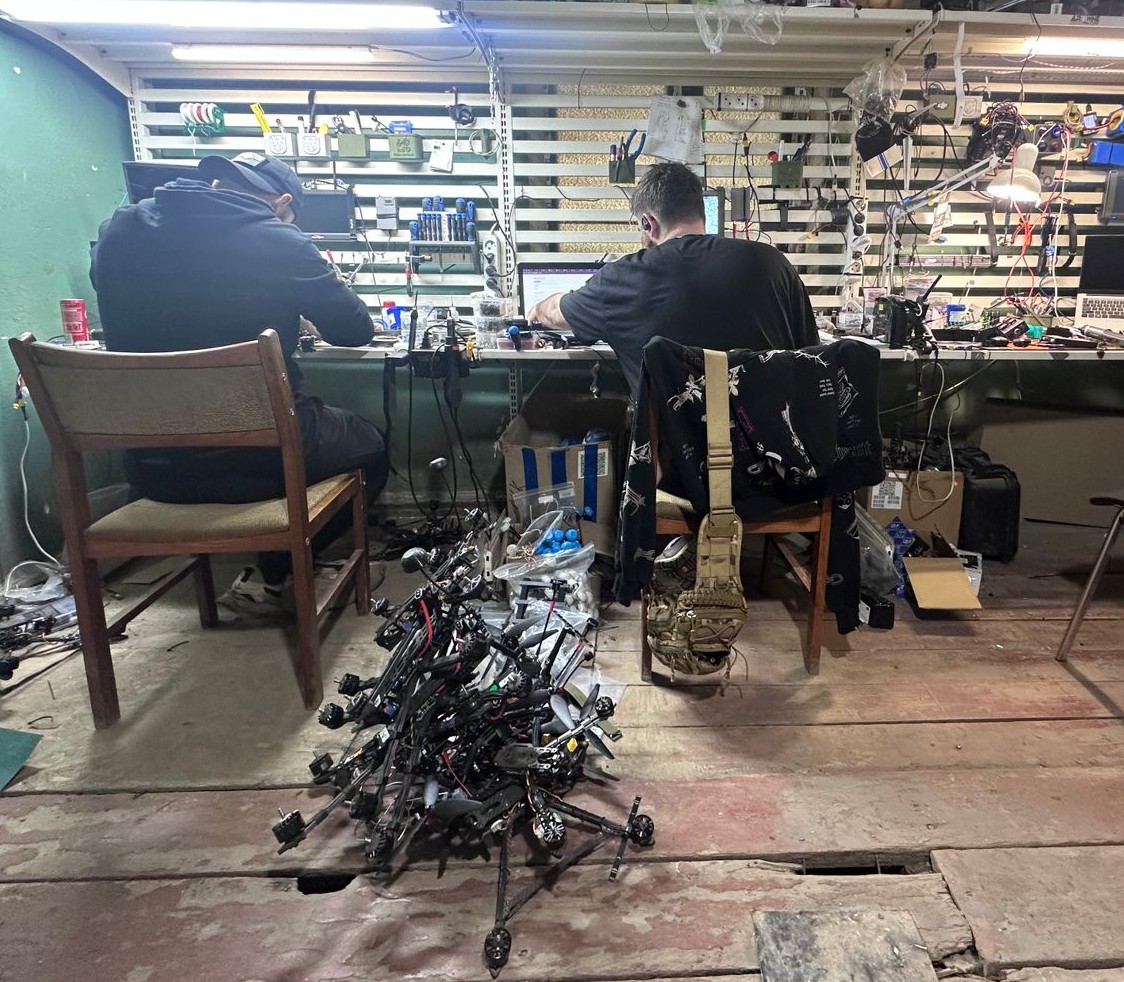 Військовослужбовці налаштовують FPV-дрони у військовій майстерні