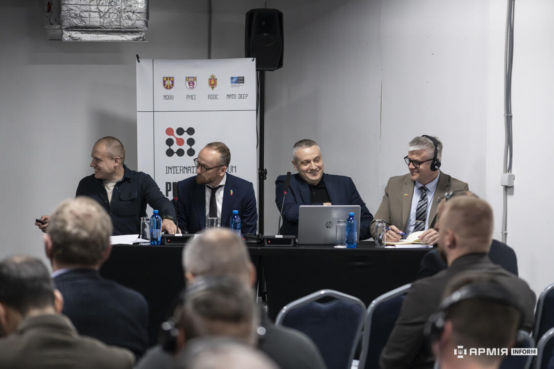 учасники міжнародного форуму “Професійна військова освіта. Теорія, практика та перспективи”