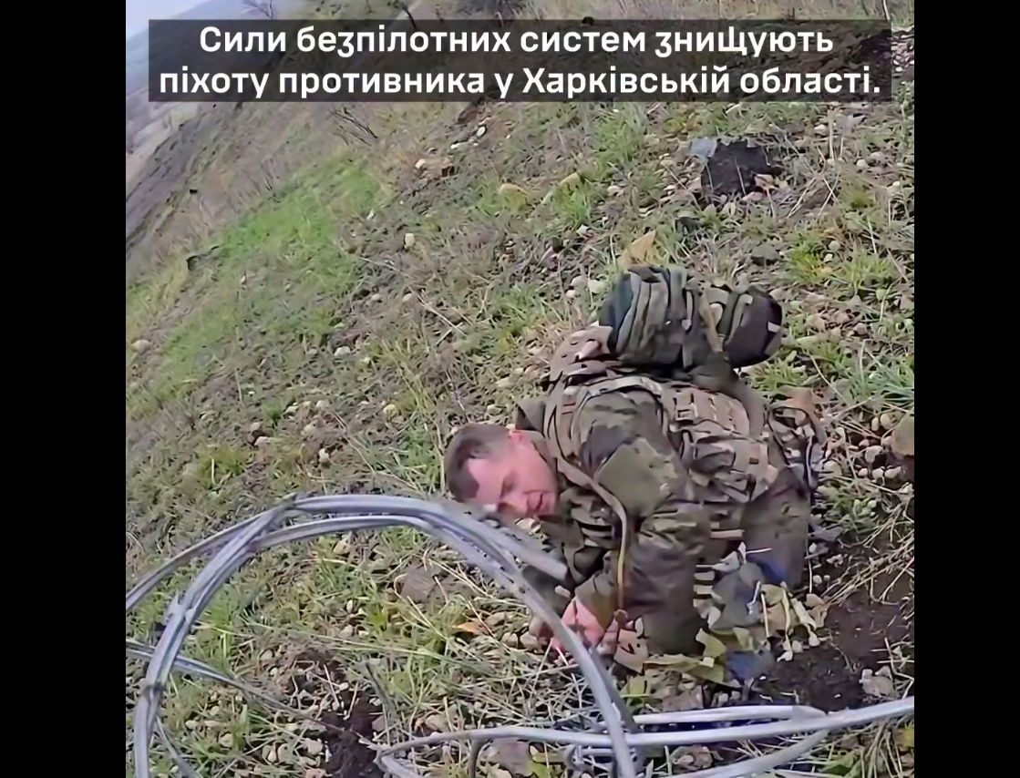 Окупант дивиться на дрон