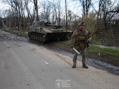 За допомогою мачете відбили гармату у дронів: морпіхи та «королівські» піхотинці врятували техніку