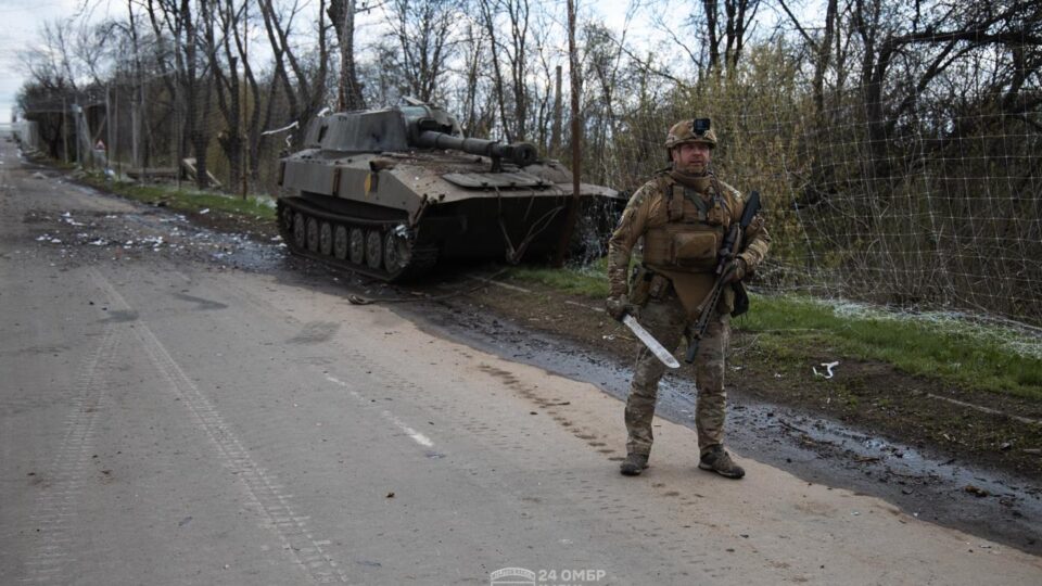 За допомогою мачете відбили гармату у дронів: «королівські» піхотинці врятували техніку  