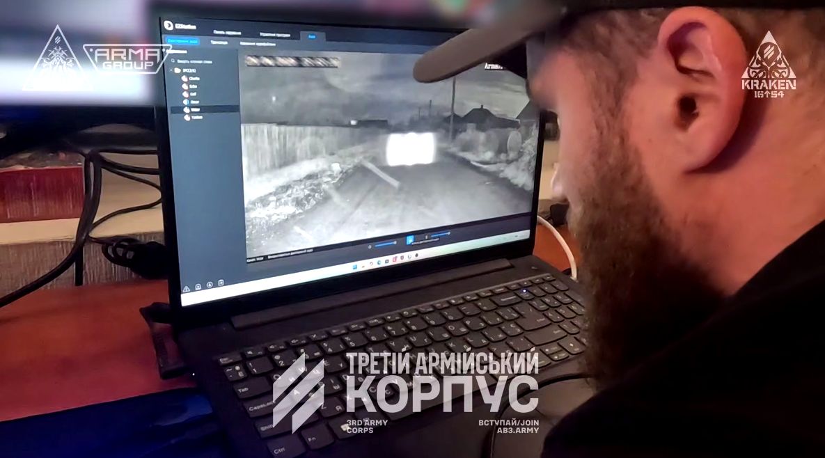 Оператор НРК біля монітору
