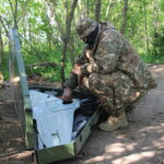 Український військовослужбовець дістає з кейсу розвідувальний БПЛА