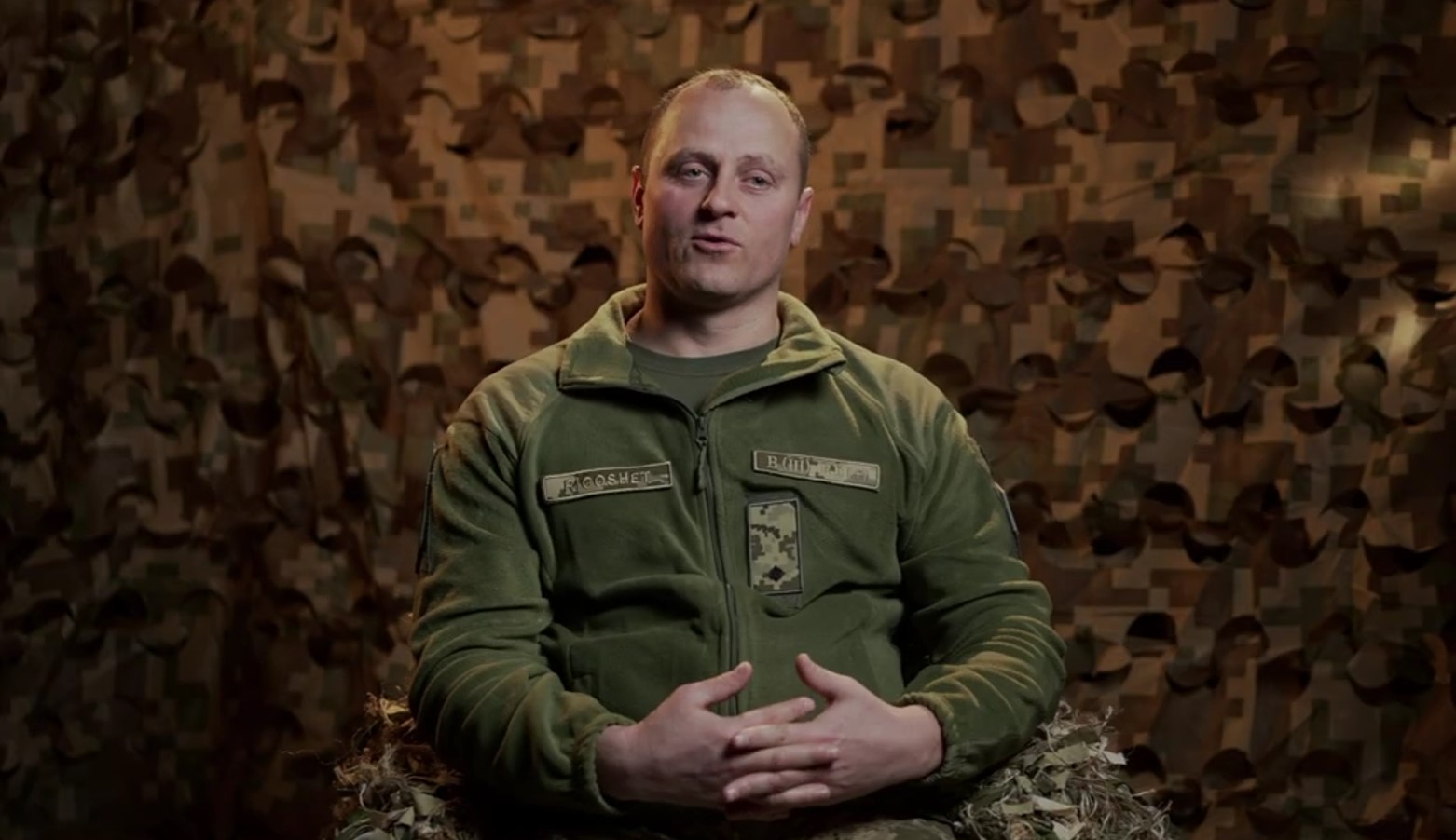 Військовий сидить