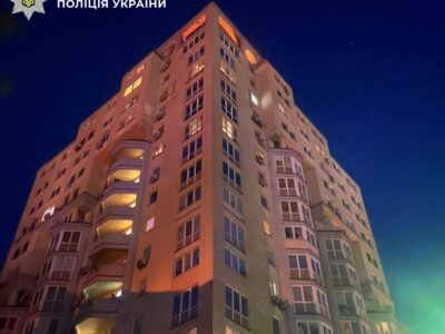 У Києві уламки дрона впали на дах 16-поверхівки