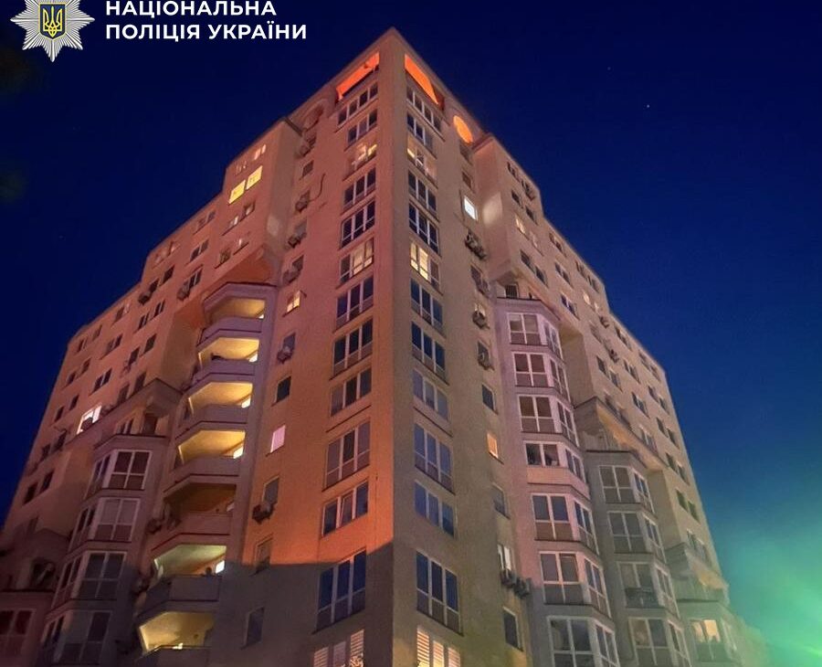 У Києві уламки дрона впали на дах 16-поверхівки
