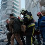 У Києві тривають рятувальні роботи на місці російського удару: є загиблий і понад 30 постраждалих