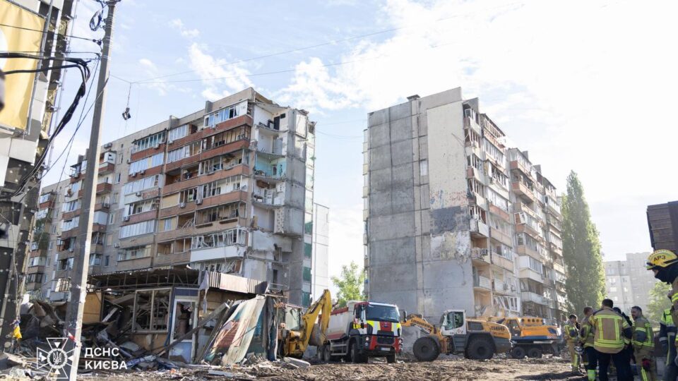 У Дарницькому районі завершили пошуково-рятувальну операцію. У Києві День жалоби за загиблими  