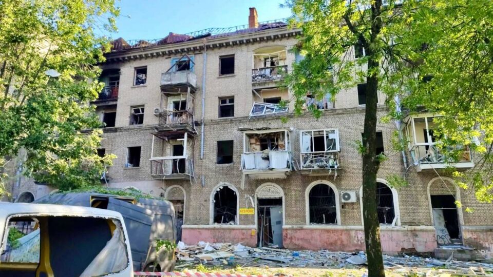 Наслідки удару по Дніпру: 18 постраждалих, пошкоджено 20 багатоповерхівок, два дитячі садочки та мечеть  