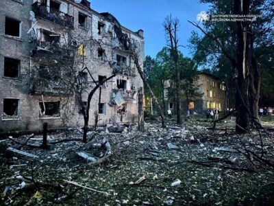 Ракетний удар по житловому кварталу в Дніпрі: є постраждалі та руйнування