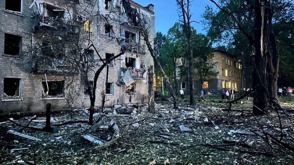 Ракетний удар по житловому кварталу в Дніпрі: є постраждалі та руйнування  