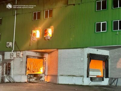 Ворог атакував Дніпро: 5 людей у лікарнях, горіли склади з продуктами