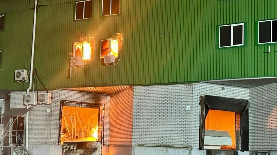 Ворог атакував Дніпро: 5 людей у лікарнях, горіли склади з продуктами  