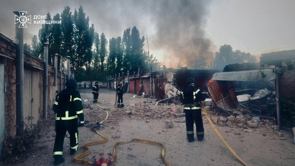 Наслідки атаки рф по Київщині: двоє загиблих, пошкоджені заклади освіти та медицин  