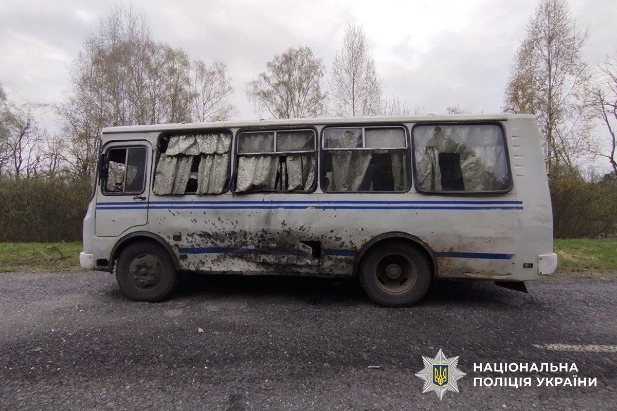 пошкоджений ударом дрона автобус стоїть на дорозі