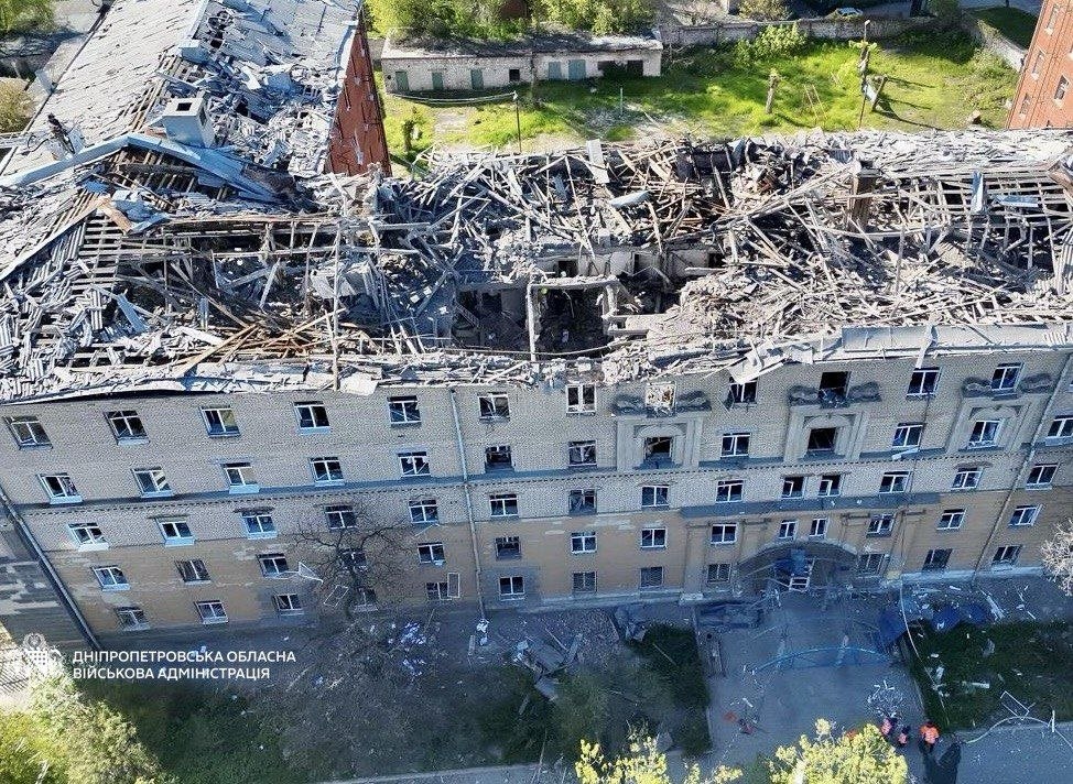 Зруйнований дах будівлі після ракетного удару