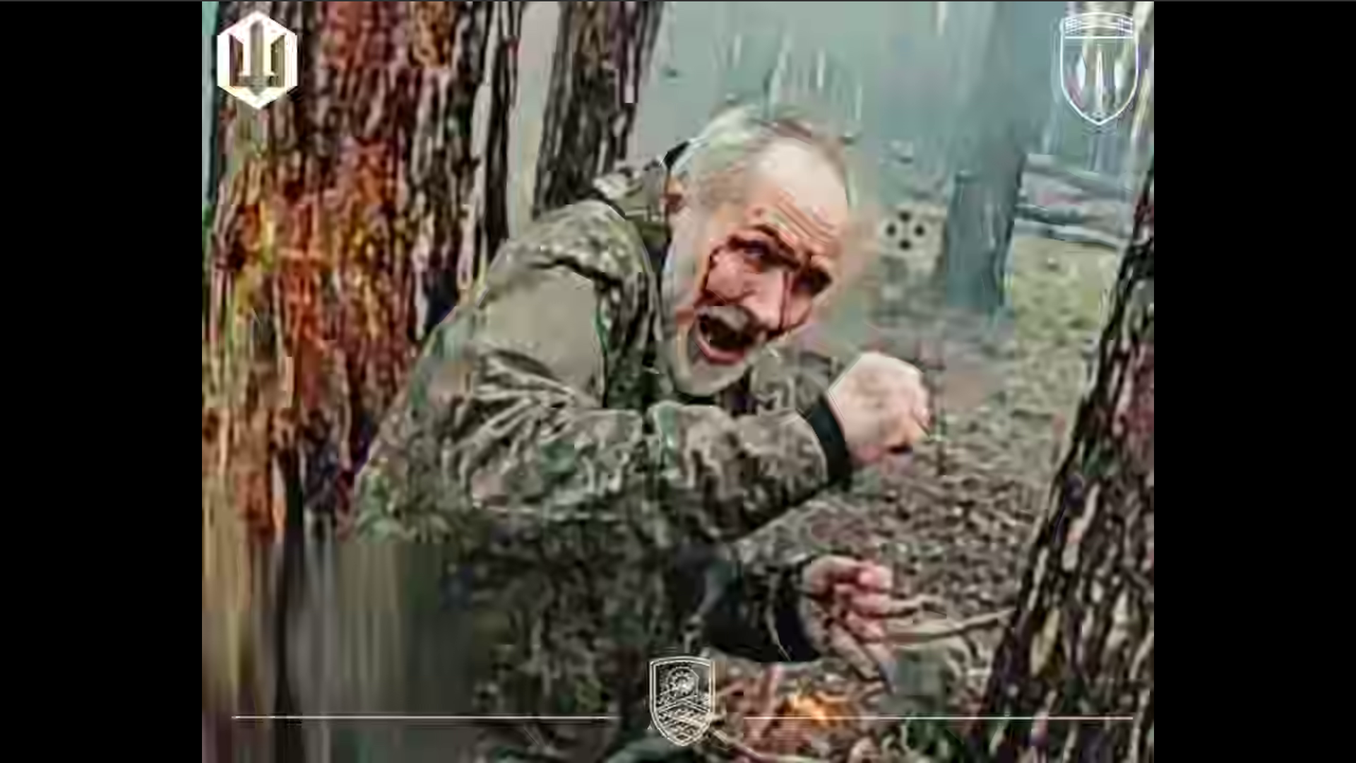 Окупант зі скривавленим обличчям дивиться у дрон