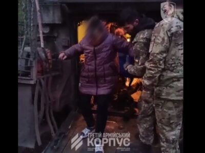 Людина на колісному кріслі та мама з дитиною: ризикована евакуація цивільних з Лимана
