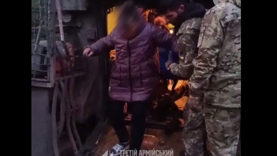 Людина на колісному кріслі та мама з дитиною: ризикована евакуація цивільних з Лимана  