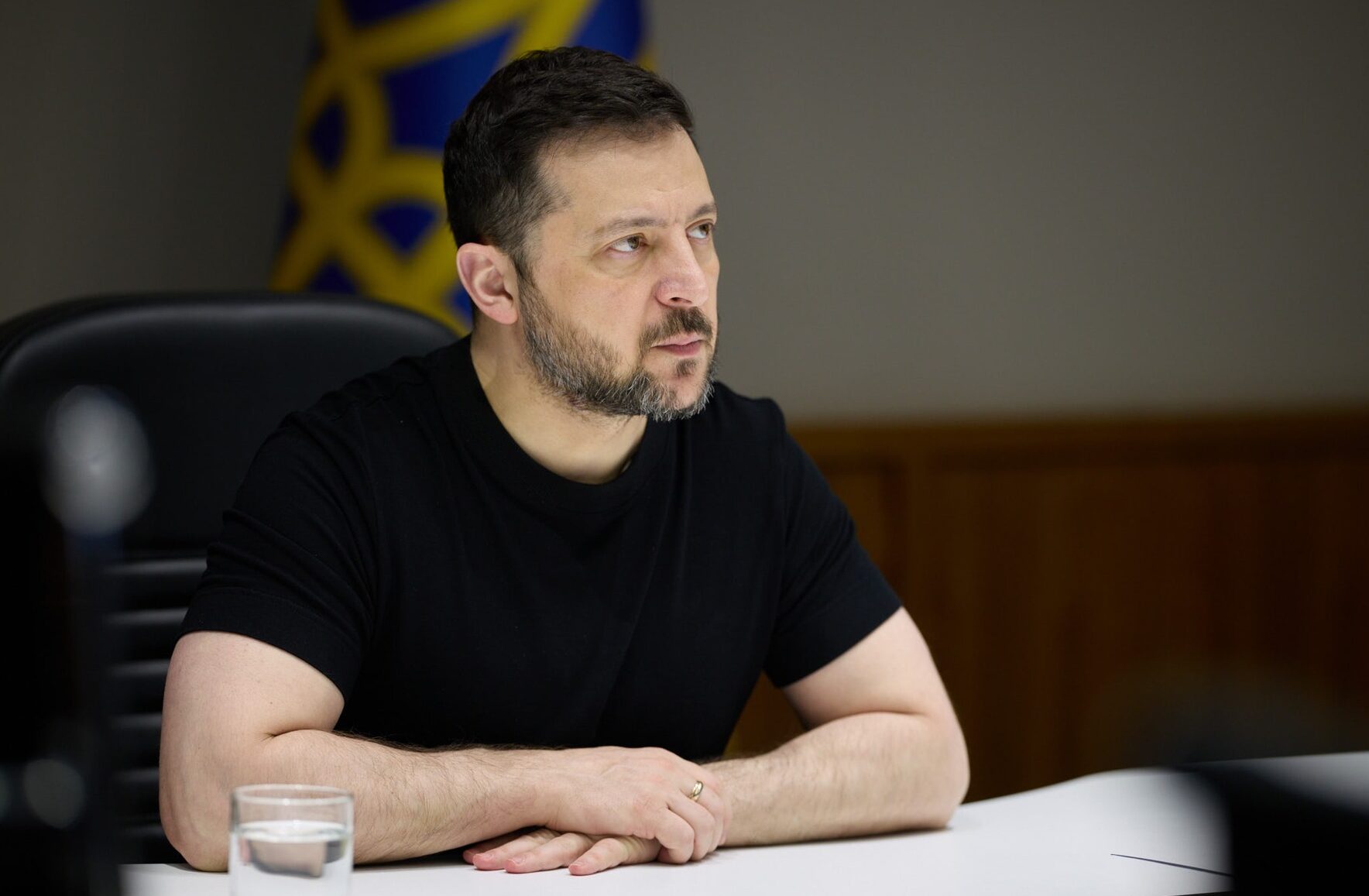 Президент України Володимир Зеленський сидить за столом