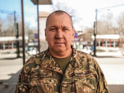 «У машині тиша — усі слухають небо»: історія «Степанича», який сім років возить побратимів крізь вогонь  