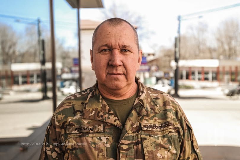 «У машині тиша — усі слухають небо»: історія «Степанича», який сім років возить побратимів крізь вогонь  