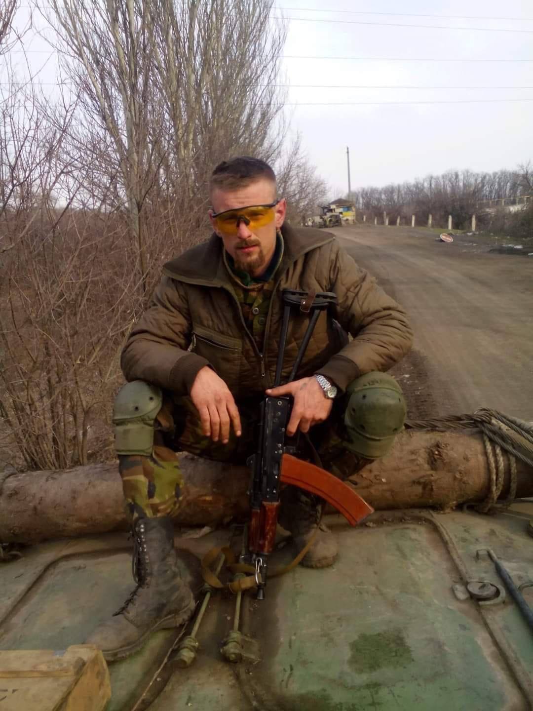 Юрій Ковальчук зі зброєю в зоні АТО на броньованому транспортері