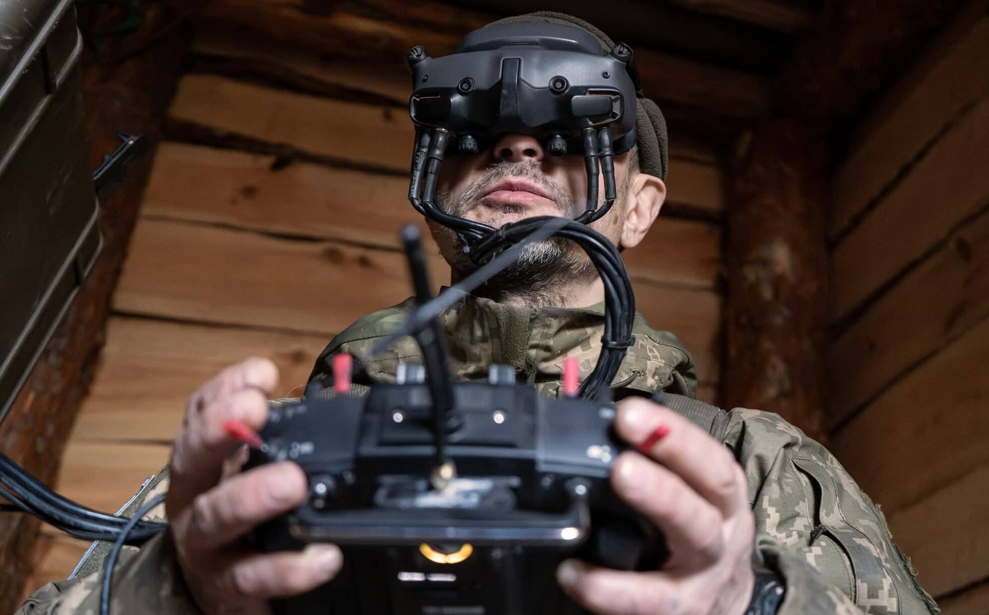 Оператор FPV-ронів з пультом