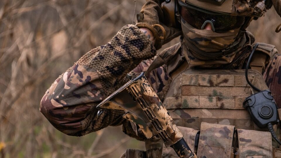 «Ноги оніміли, почав накладати турнікет»: 20-річний оператор ССО згадав свій перший приліт FPV  