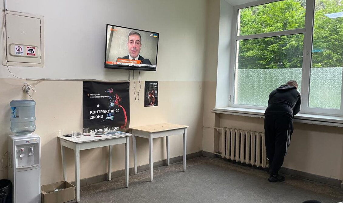 Чоловік стоїть біля вікна ТЦК