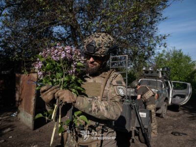«Мені треба привезти їй бузок»: як «Казанова» шукав квіти в Дружківці, поки НРК готували до місії