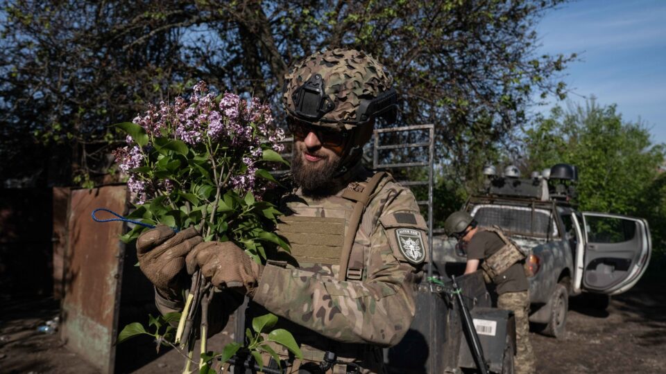 «Мені треба привезти їй бузок»: як «Казанова» шукав квіти в Дружківці, поки НРК готували до місії  